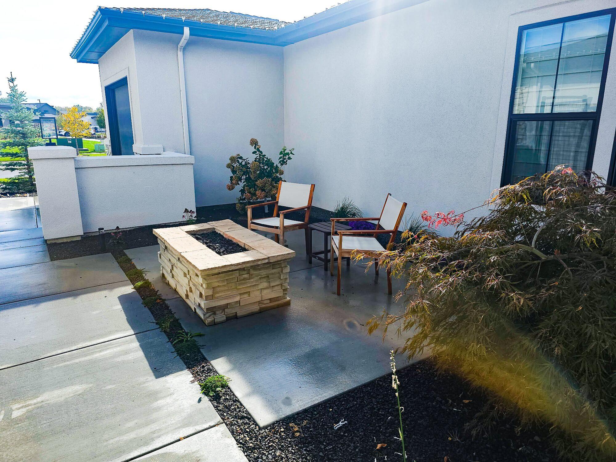 Courtyard landscape with a fire pit